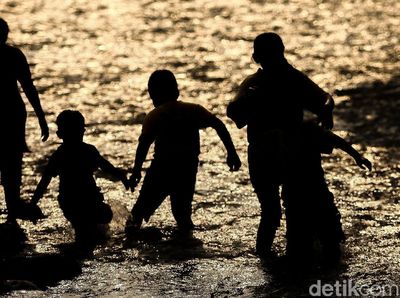 Asyiknya Bermain di Anak Sungai Ciliwung