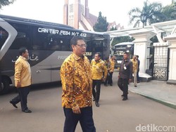 Manuver Bamsoet Disambut Parkir Bus Airlangga di Istana