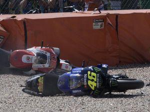 Helm dan Baju Pebalap yang Ditabrak Rossi, Harga Mahal Terbayar