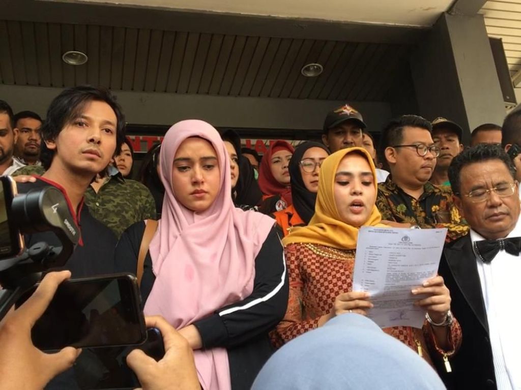Keluarga Jamin Fairuz A Rafiq Tak Cabut Laporan Ikan Asin Keluarga Jamin Fairuz A Rafiq Tak Cabut Laporan Ikan Asin