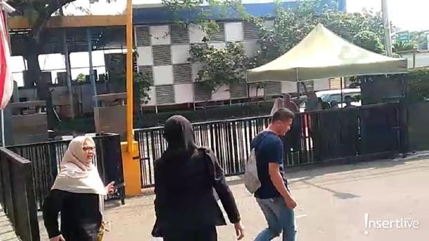 Temui Jerry Aurum, Denada Datangi Polres