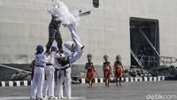 Defile Pasukan dan Aksi Taekwondo Meriahkan HUT Kolinlamil
