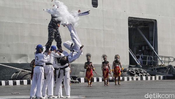 Defile Pasukan dan Aksi Taekwondo Meriahkan HUT Kolinlamil