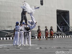 Defile Pasukan dan Aksi Taekwondo Meriahkan HUT Kolinlamil