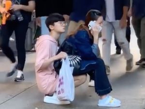 Viral Pria Rela Jadi Kursi Demi Pacar Bisa Duduk, Berakhir Dicibir Netizen Viral Pria Rela Jadi Kursi Demi Pacar Bisa Duduk, Berakhir Dicibir Netizen
