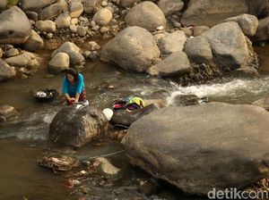 Warga Mencuci dan Mancing Ikan di Katulampa yang Kering Warga Mencuci dan Mancing Ikan di Katulampa yang Kering