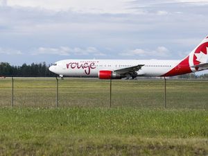 Petugas Lupa Kasih Kursi Roda, Nenek Ini Tertinggal di Pesawat