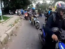 Jangan Ditiru! Pengendara Ngegas Saat Ditegur karena Melawan Arah