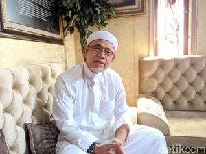 Saksi Mata: Geger Wanita Masuk Masjid Bawa Anjing