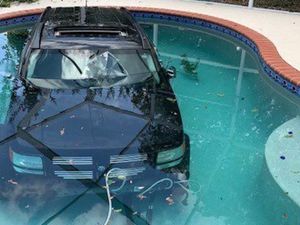 Salah Injak Pedal, Mobil Nyemplung ke Kolam Renang