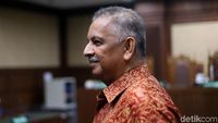 Senyum Sofyan Basir Saat Jalani Sidang Lanjutan