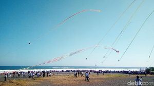 Foto: Layang-layang Unik Hiasi Langit Purworejo
