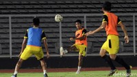 Para pemain Bhayangkara FC berlatih di Stadion Madya, Jakarta.