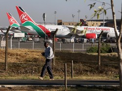 Hii... Jasad Penumpang Pesawat Jatuh di Dekat Pria Sedang Berjemur
