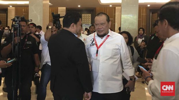 Wakil Ketua KONI Jawa Timur La Nyalla Mattalitti memprotes jalannya pemilihan.