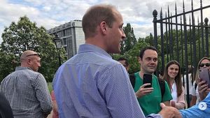 Warga Rayakan Ultah Putri Diana, Pangeran William Salami Mereka