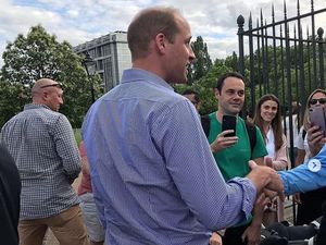 Warga Rayakan Ultah Putri Diana, Pangeran William Salami Mereka