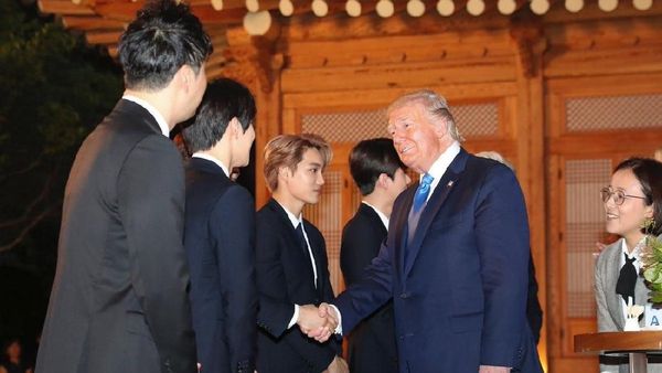 Momen-momen EXO Disambut Donald Trump