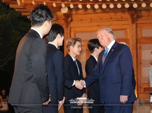 Momen-momen EXO Disambut Donald Trump