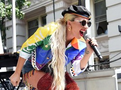 Goyang Heboh Digendong Fans, Lady Gaga Jatuh dari Panggung