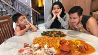 Intip Kuliner Seru Sonny Septian dan Fairuz A rafiq Bersama Keluarga Kecilnya