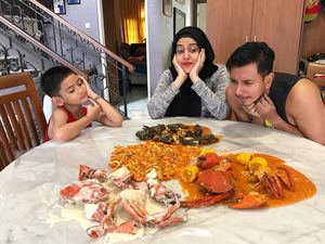 Intip Kuliner Seru Sonny Septian dan Fairuz A rafiq Bersama Keluarga Kecilnya