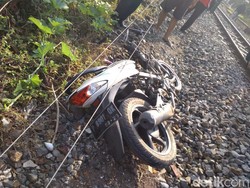 Tertabrak Kereta Api Lalu Terseret 300 Meter, Pasutri di Jember Tewas