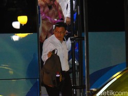 Naik Bus, Rombongan TKN-TKD Temui Jokowi di Istana Bogor