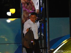 Naik Bus, Rombongan TKN-TKD Temui Jokowi di Istana Bogor Naik Bus, Rombongan TKN-TKD Temui Jokowi di Istana Bogor