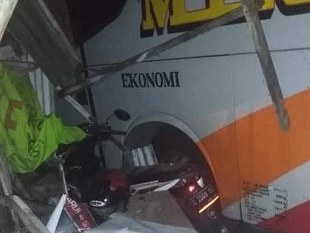 Bus Mira Seruduk Biker dan Warung di Jombang, 1 Orang Luka