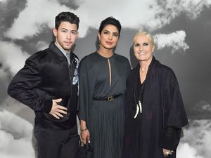 Foto: Cantiknya Priyanka Chopra Hingga Gal Gadot di Fashion Show Dior Foto: Cantiknya Priyanka Chopra Hingga Gal Gadot di Fashion Show Dior