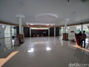 Insiden Anjing Masuk Masjid, Pengurus Gulung Semua Karpet untuk Dicuci Insiden Anjing Masuk Masjid, Pengurus Gulung Semua Karpet untuk Dicuci
