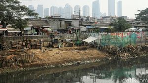 Melihat Aktivitas Warga di Sungai Ciliwung yang Mulai Surut