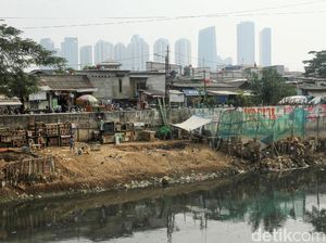 Melihat Aktivitas Warga di Sungai Ciliwung yang Mulai Surut Melihat Aktivitas Warga di Sungai Ciliwung yang Mulai Surut