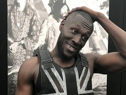 Ada Banksy di Festival Glastonbury, Bikin Karya di Rompi Antipeluru