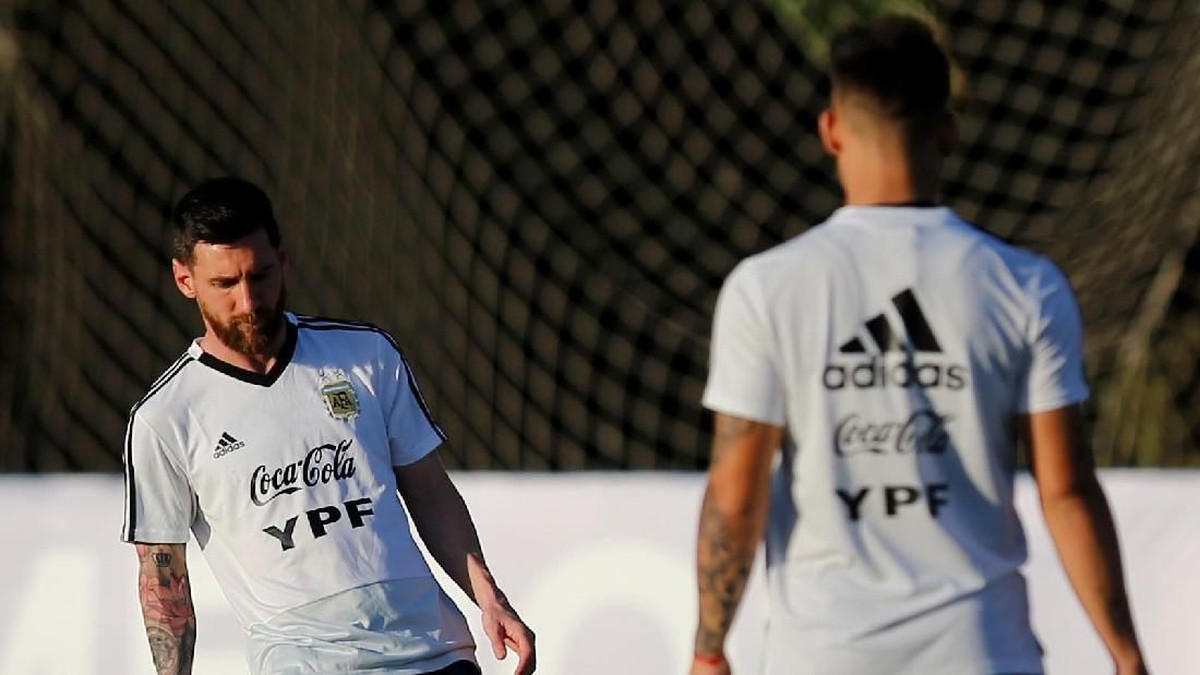 Timnas Argentina mendapat gangguan ledakan petasan jelang menghadapi Brasil di semifinal Copa America 2019. (Foto: Luisa Gonzalez/Reuters)
