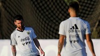 Lionel Messi beraltih umpan-umpan pendek bersama Lautaro Martinez. (Foto: Luisa Gonzalez/Reuters)