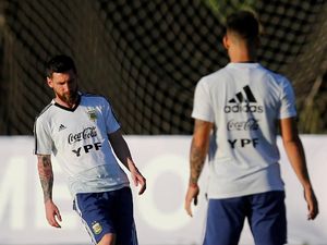 Jelang Brasil vs Argentina, Messi dkk Diganggu Ledakan Petasan Jelang Brasil vs Argentina, Messi dkk Diganggu Ledakan Petasan