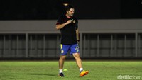 Latihah dipimpin langsung oleh pelatih Angel Alfredo Vera.