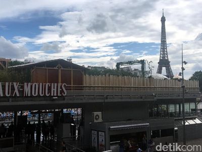 Foto: Dinner Romantis di Atas Sungai di Paris