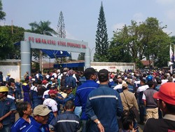 Tolak PHK, Buruh Geruduk Pabrik Krakatau Steel