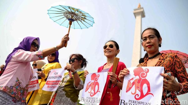 Kampanye Gerakan Nasional Selasa Berkebaya di Monas