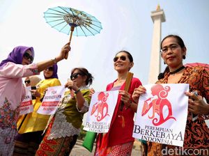 Kampanye Gerakan Nasional Selasa Berkebaya di Monas