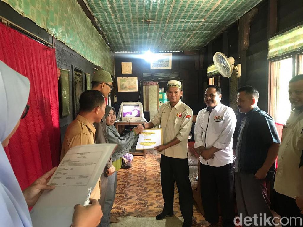 Bawaslu Beri Santunan ke Anggota Panwas di Riau yang Keguguran Bawaslu Beri Santunan ke Anggota Panwas di Riau yang Keguguran