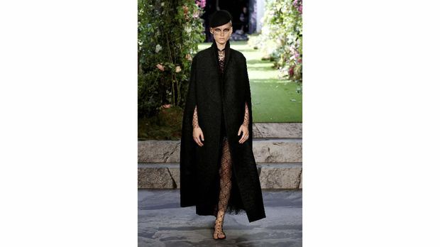 Koleksi Dior rancangan Maria Grazia Chiuri dalam Paris Couture Week.