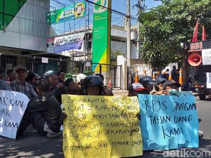Buruh di Surabaya Ngluruk Kantor BPJS, Tuntut Jaminan Hari Tua Dicairkan Buruh di Surabaya Ngluruk Kantor BPJS, Tuntut Jaminan Hari Tua Dicairkan