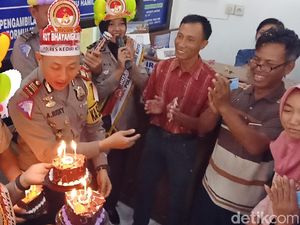 5 Pembuat SIM di Kediri Dapat Kue Ulang Tahun dari Polisi, Mengapa? 5 Pembuat SIM di Kediri Dapat Kue Ulang Tahun dari Polisi, Mengapa?