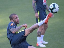 Dani Alves dkk. telah menjalani latihan untuk menghadapi Albiceleste. (Foto: Washington Alves/Reuters)