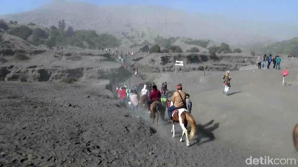 Potret Badai Pasir Terjang Bromo