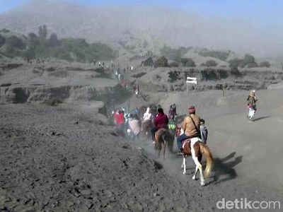 Potret Badai Pasir Terjang Bromo